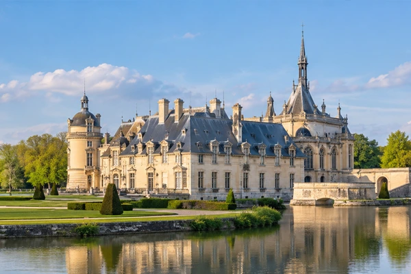 Castelo de Chantilly e seus jardins refletidos no lago durante a primavera