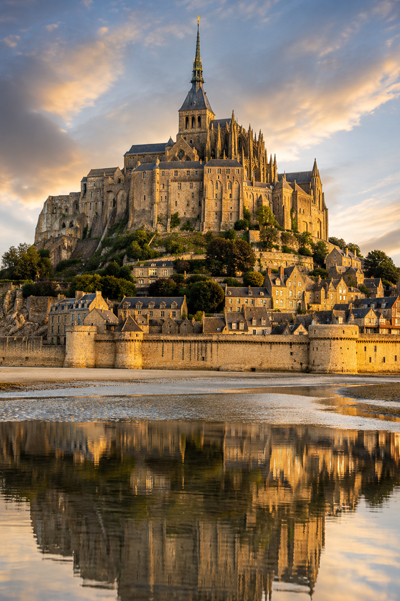 Monte Saint-Michel na França com abadia medieval e baía da Normandia