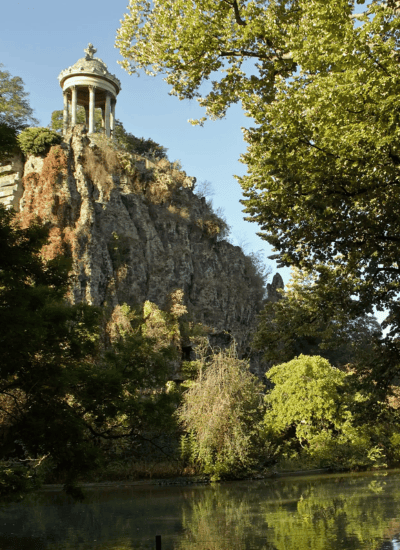 Piquenique no Parc des Buttes-Chaumont em Paris