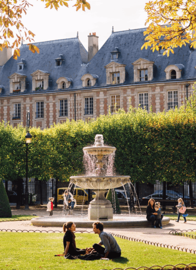 Piquenique na Place des Vosges em Paris