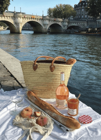 Piquenique à beira do Rio Sena em Paris
