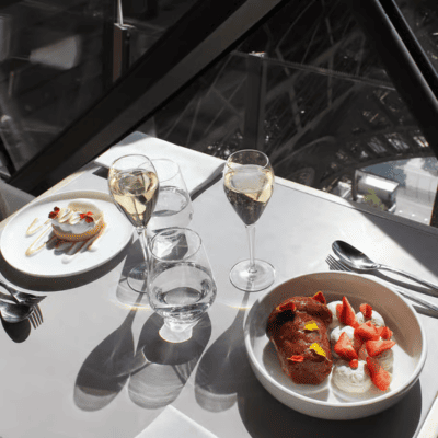 Jantar romântico na Torre Eiffel