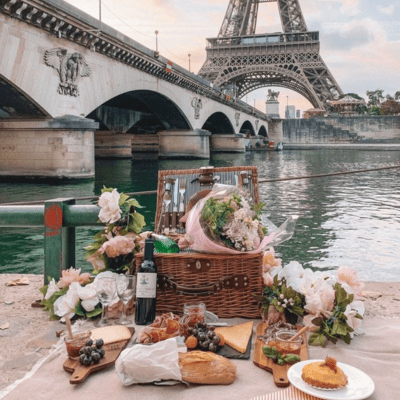 Piquenique romântico em jardins franceses