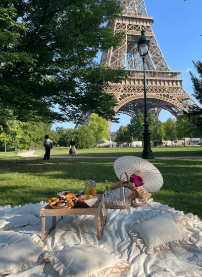 Piquenique romântico em Paris com vista para a Torre Eiffel