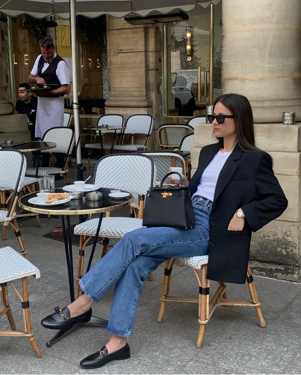 Sapatilhas e loafers na primavera em Paris