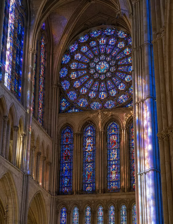 Vitrais e arquitetura gótica da Catedral de Chartres